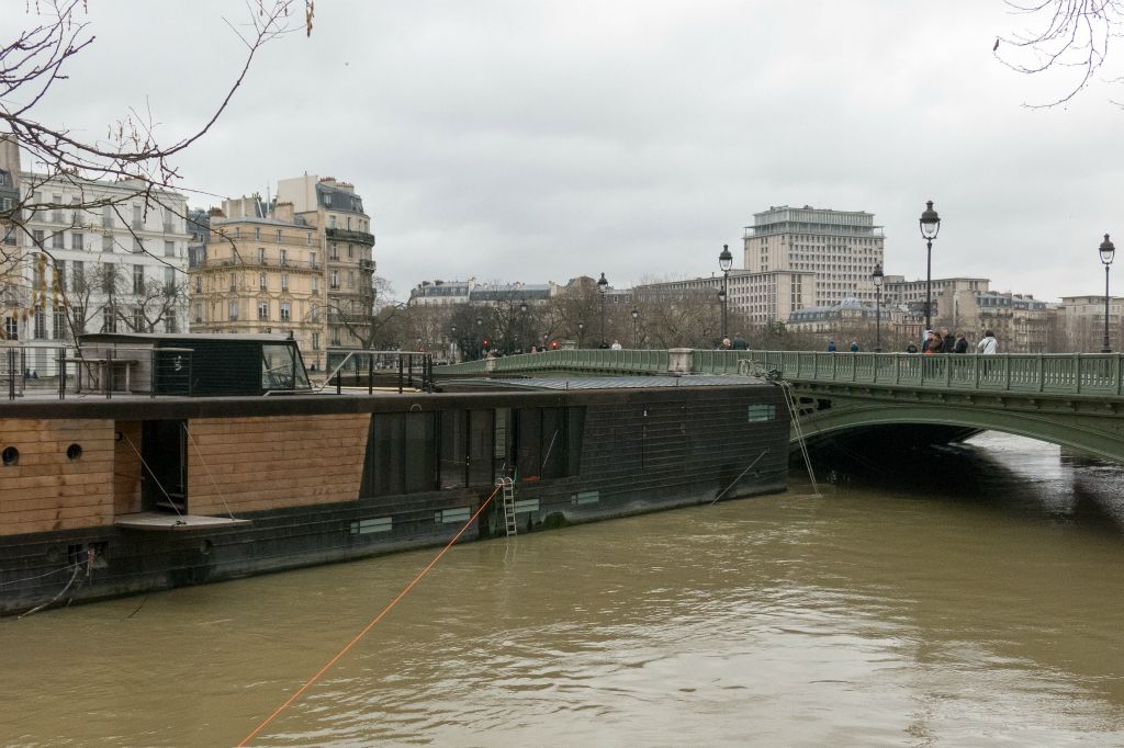 L'Heure bleue en butée contre le parapet du pont